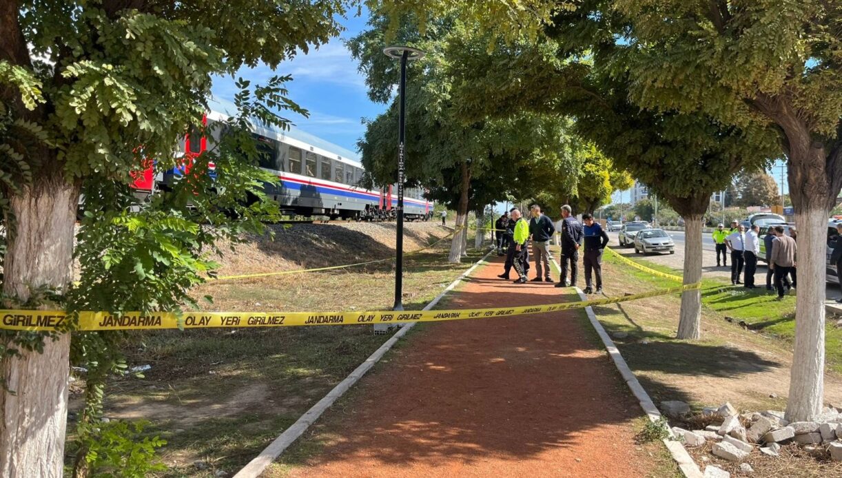 torununu kurtarmak isterken tren carpti neNxBgmm.jpg